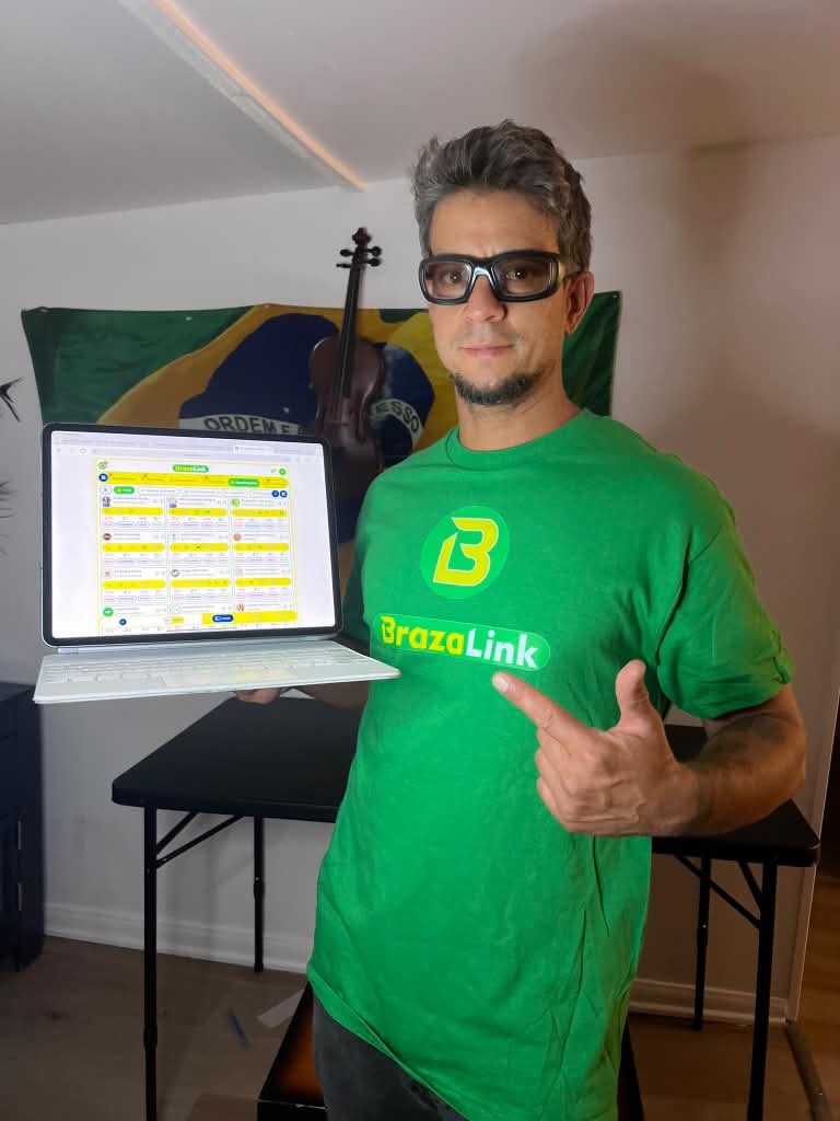 Anrley Rick Costa Penna, fundador do BrazaLink.com, com as ferramentas da conta abertas no laptop